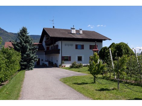 Sonnige Ferienwohnung mit Balkon + Parkplatz