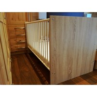 Kinderwiege mit Wickeltisch und 3-teiliger Schrank 2